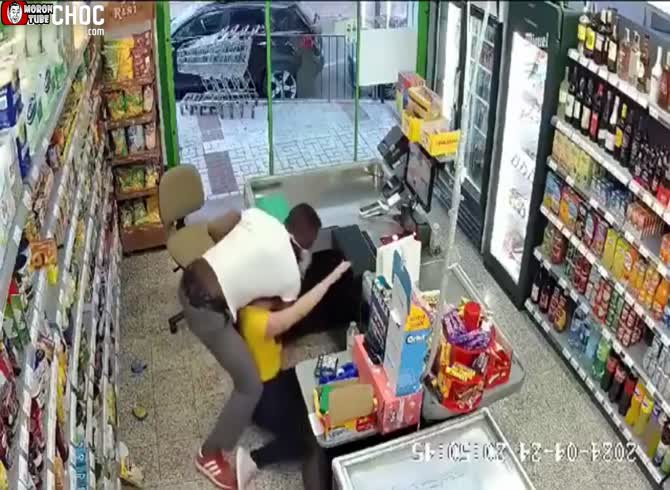 Video :A guy robs a woman by strangling her from behind